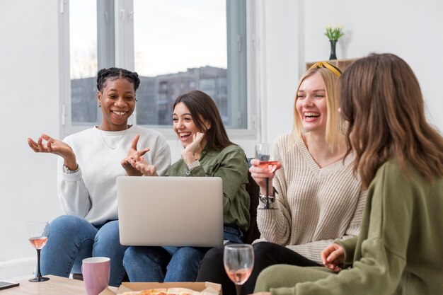 Amici di smiley godendo il pranzo insieme