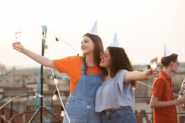 Amici di tiro medio alla festa