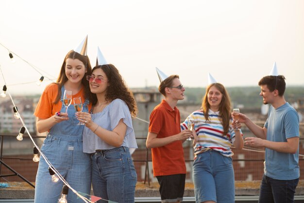 Amici di tiro medio che festeggiano il compleanno