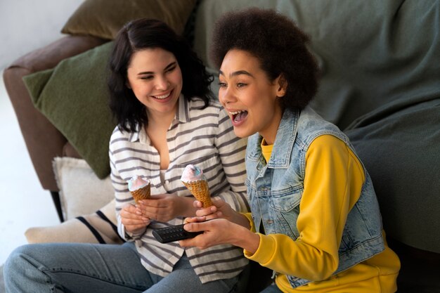 Amici di tiro medio che mangiano gustosi gelati