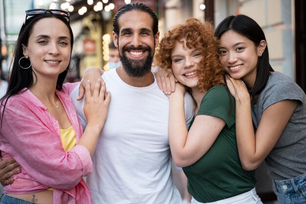 Amici di tiro medio che posano insieme