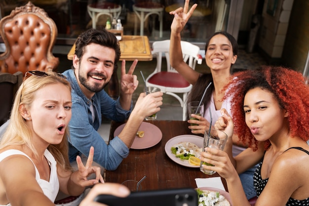 Amici di tiro medio che posano insieme