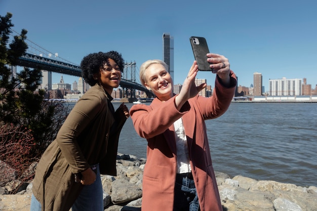 Amici di tiro medio che prendono selfie