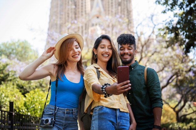 Amici di tiro medio che prendono selfie