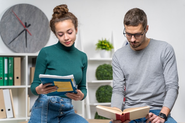 Amici di tiro medio che studiano insieme