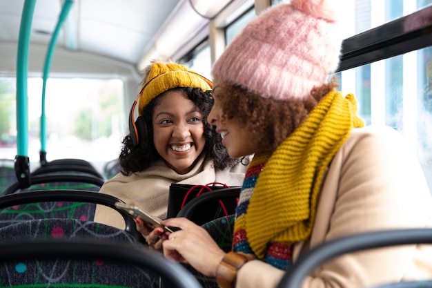 Amici di tiro medio che viaggiano in autobus