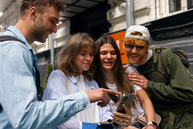 Amici di tiro medio che viaggiano insieme