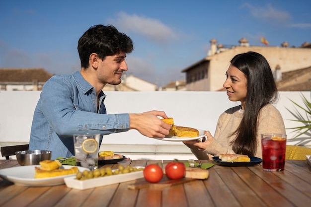 Amici di tiro medio con cibo gustoso