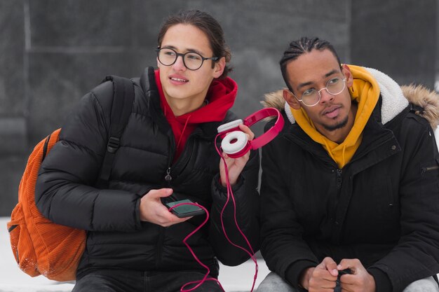 Amici di tiro medio con cuffie rosa