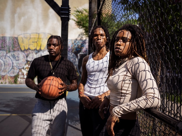 Amici di tiro medio con dreadlocks afro