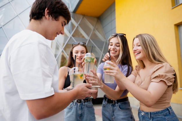 Amici di tiro medio con drink deliziosi