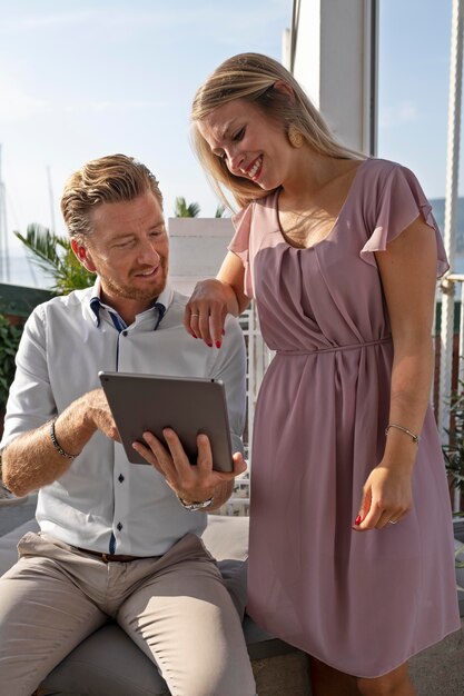 Amici di tiro medio con tablet