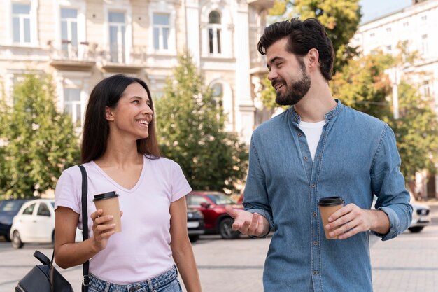 Amici di tiro medio con tazzine da caffè