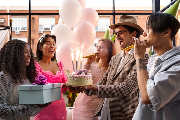 Amici di tiro medio donna sorprendente