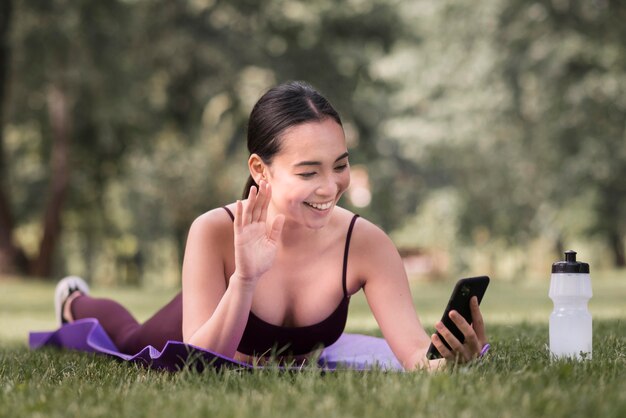 Amici di videochiamata positivi della giovane donna