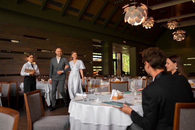 Amici di vista frontale a pranzo