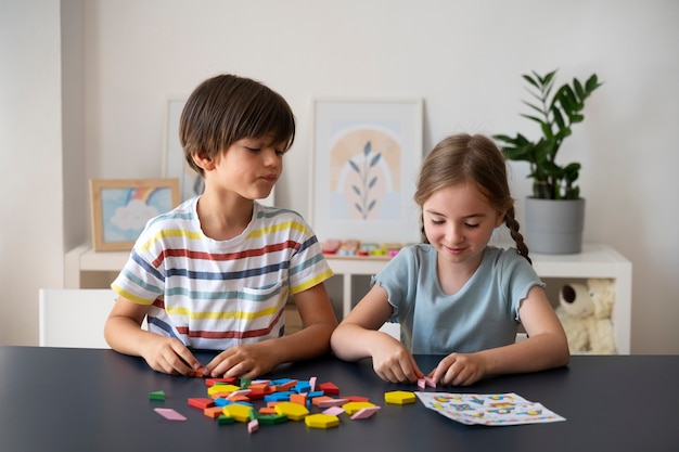 Amici di vista frontale che fanno insieme puzzle