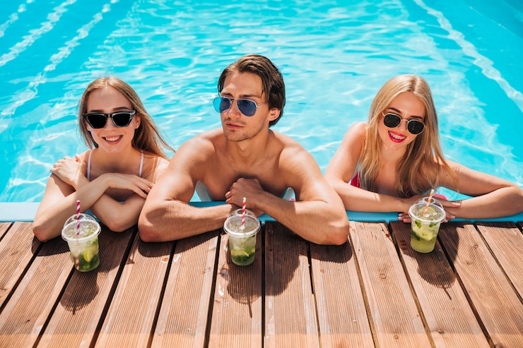 Foto gratuito amici di vista frontale che godono di un cocktail