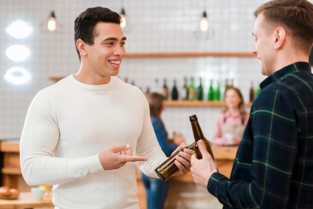 Amici di vista frontale che parlano al caffè