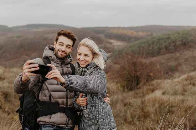 Amici di vista frontale che prendono selfie