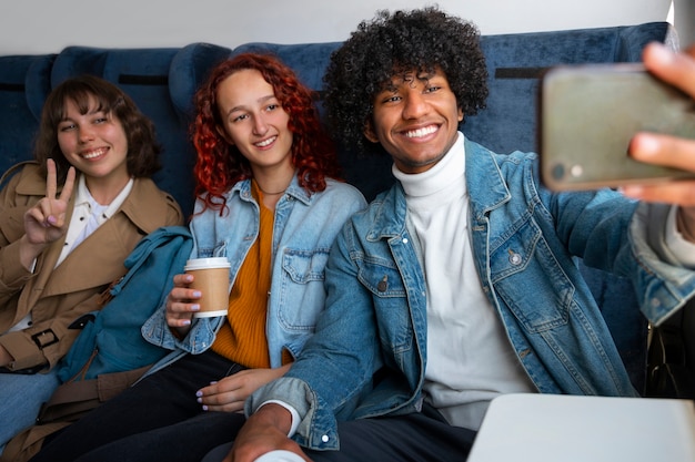 Amici di vista frontale che viaggiano in treno