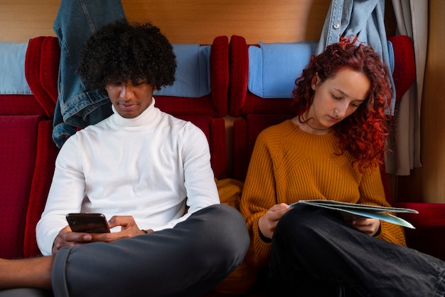 Amici di vista frontale che viaggiano in treno