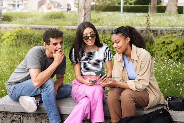 Amici di vista frontale seduti insieme