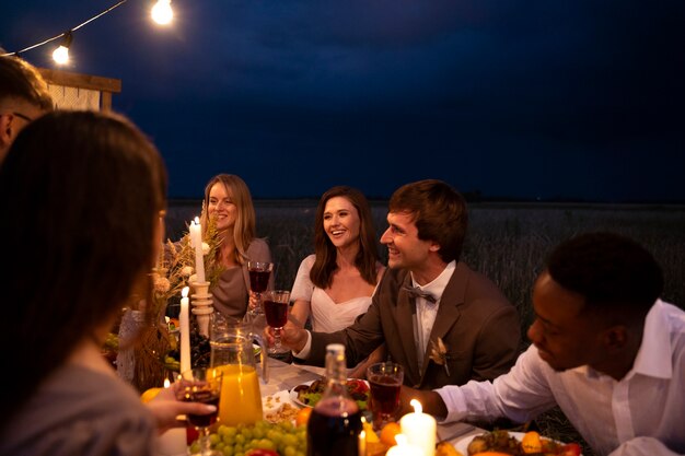 Amici di vista laterale che celebrano il matrimonio