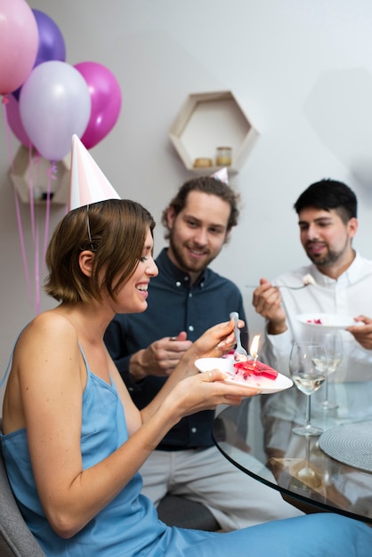 Amici di vista laterale che festeggiano insieme