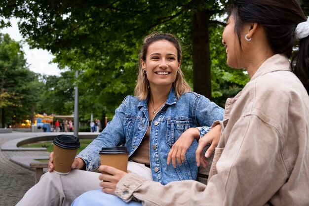 Amici di vista laterale che godono del caffè