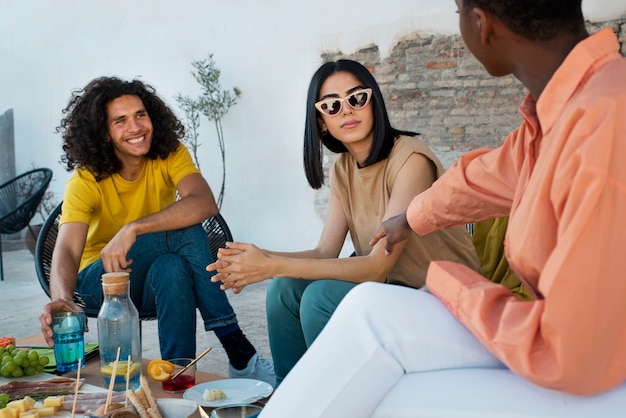 Amici di vista laterale che vanno in giro