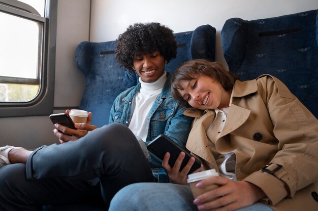 Amici di vista laterale che viaggiano in treno