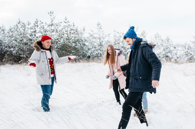 Amici divertendosi nella foresta invernale