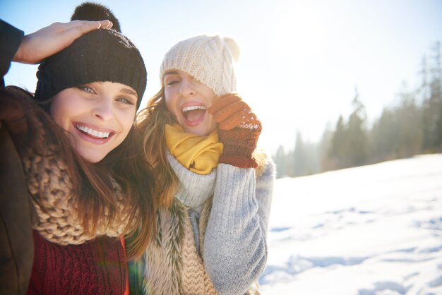 Amici divertenti che giocano con i cappelli