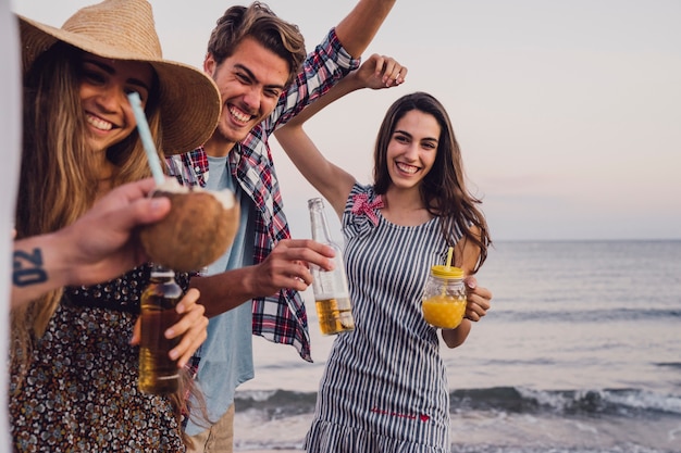 Amici divertirsi in una festa sulla spiaggia