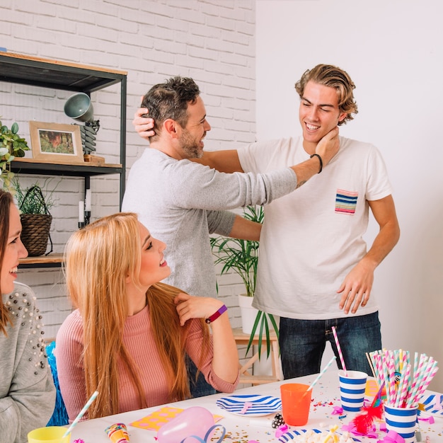 Amici felici alla festa di compleanno