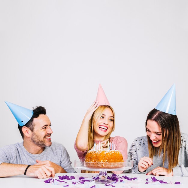 Amici felici che celebrano insieme il compleanno