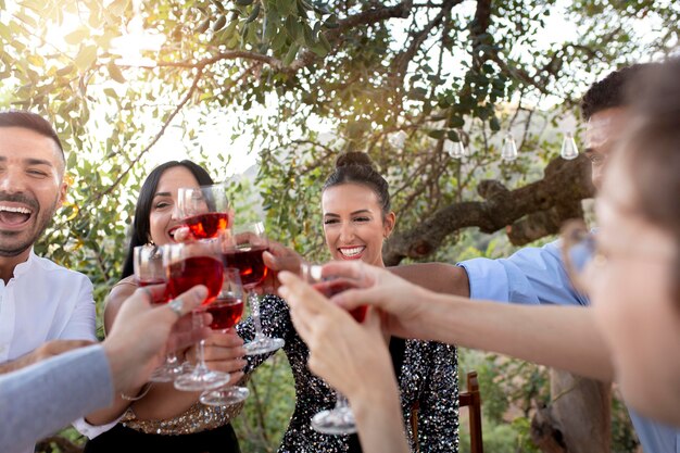 Amici felici che fanno una festa di capodanno all'aperto