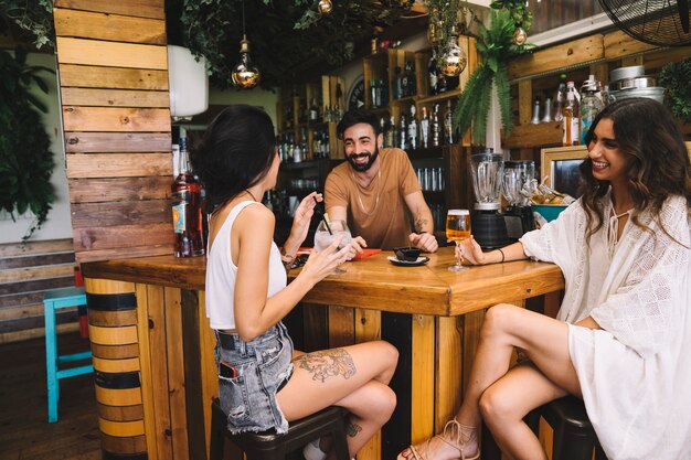 Amici felici che parlano al tavolo