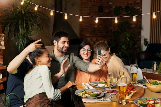 Amici felici che prendono selfie colpo medio