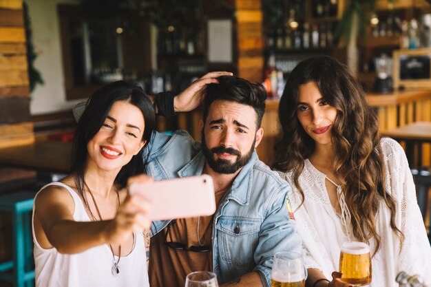 Amici felici che prendono un selfie