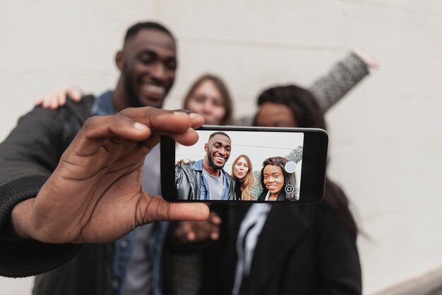 Amici felici che prendono un selfie