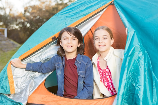 Amici felici che trascorrono la giornata insieme nella tenda