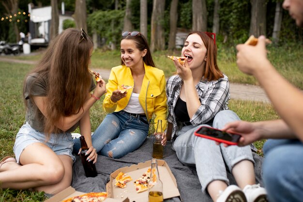 Amici felici con pizza da vicino