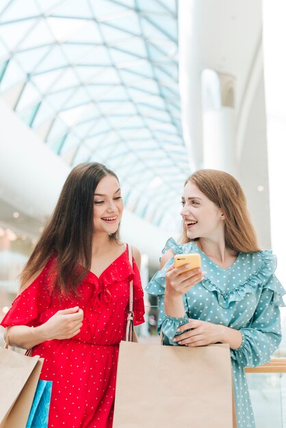 Amici felici del colpo medio al centro commerciale