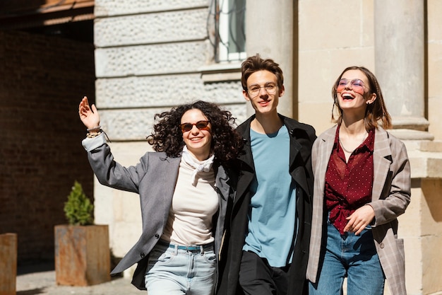 Amici felici del colpo medio all'aperto