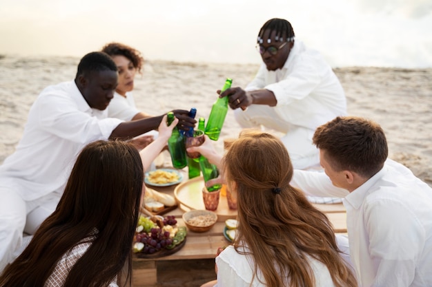 Amici felici dell'angolo alto alla festa