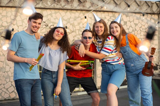 Amici felici di tiro medio alla festa