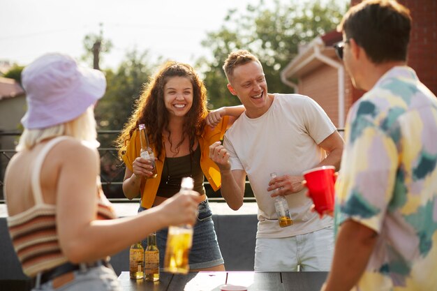 Amici felici di tiro medio alla festa