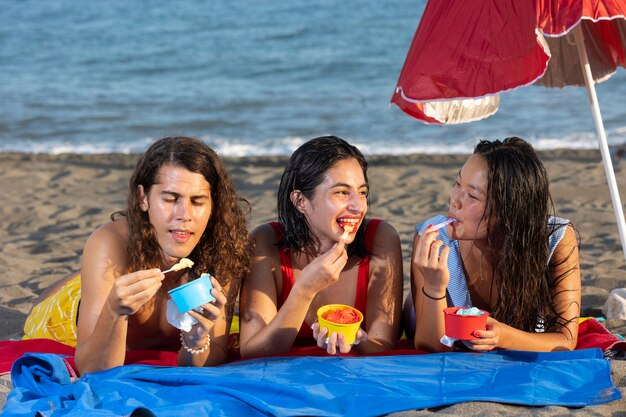 Amici felici di vista frontale al mare